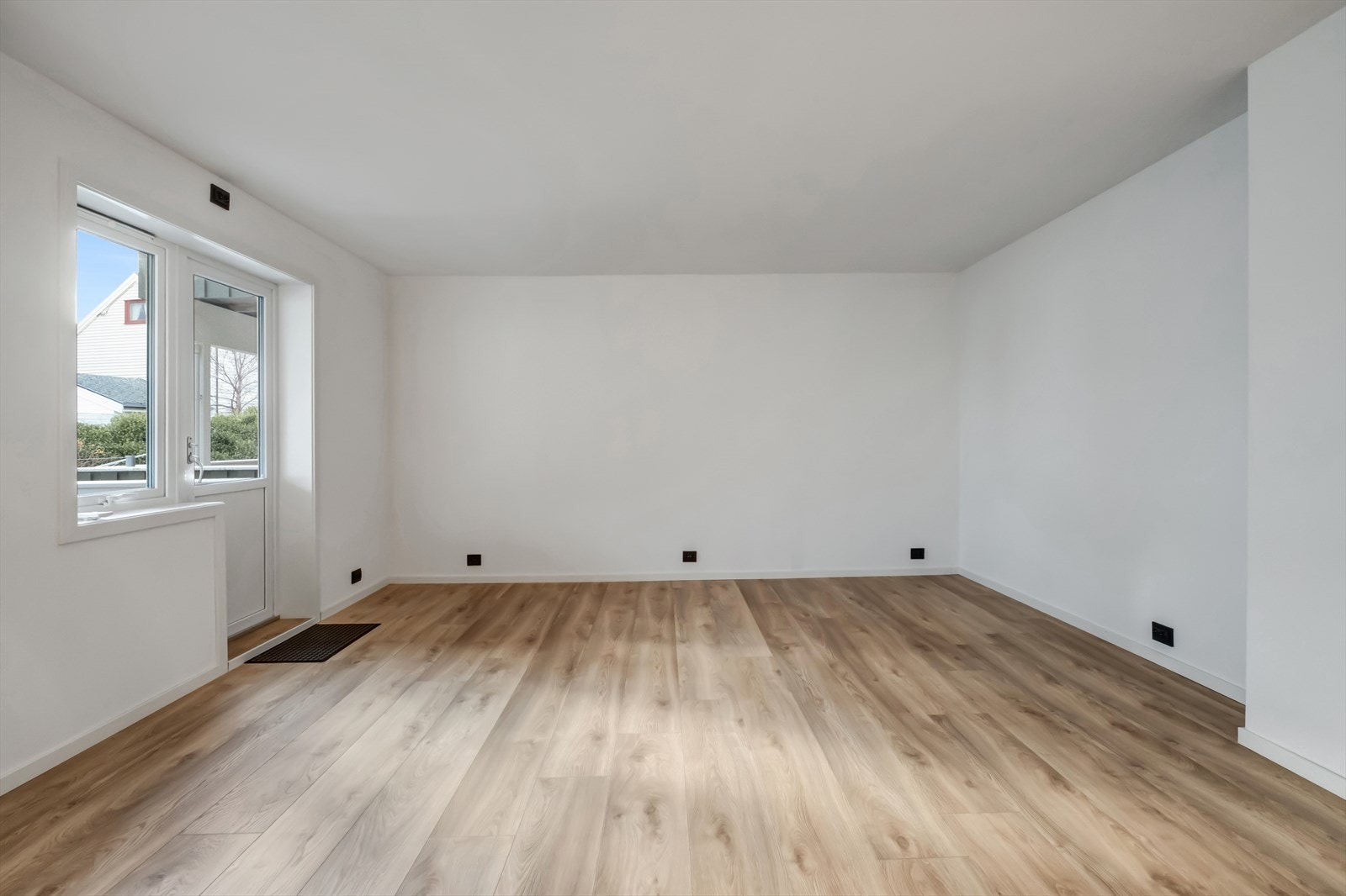 Utgang til veranda fra stue/kjøkken gir enkel tilgang til uteområdet. Galleribilde