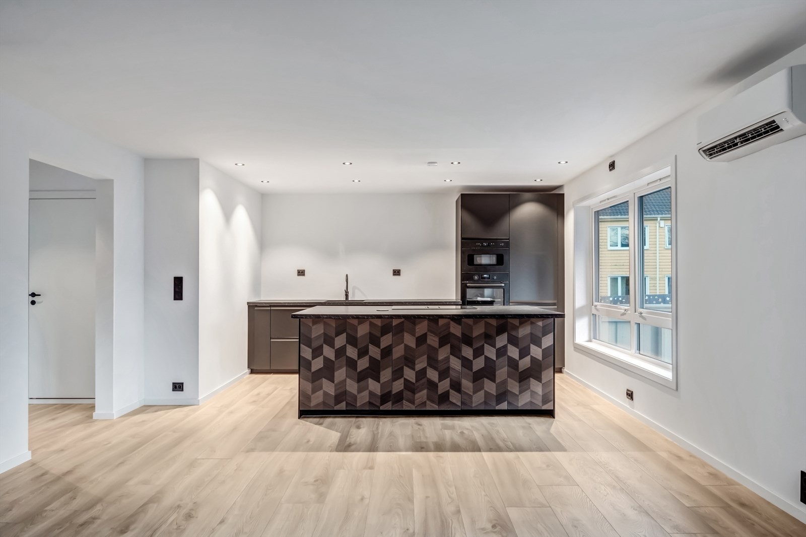 Kjøkkenøy gir både praktisk arbeidsplass og muligheter for ekstra spiseplass. Galleribilde