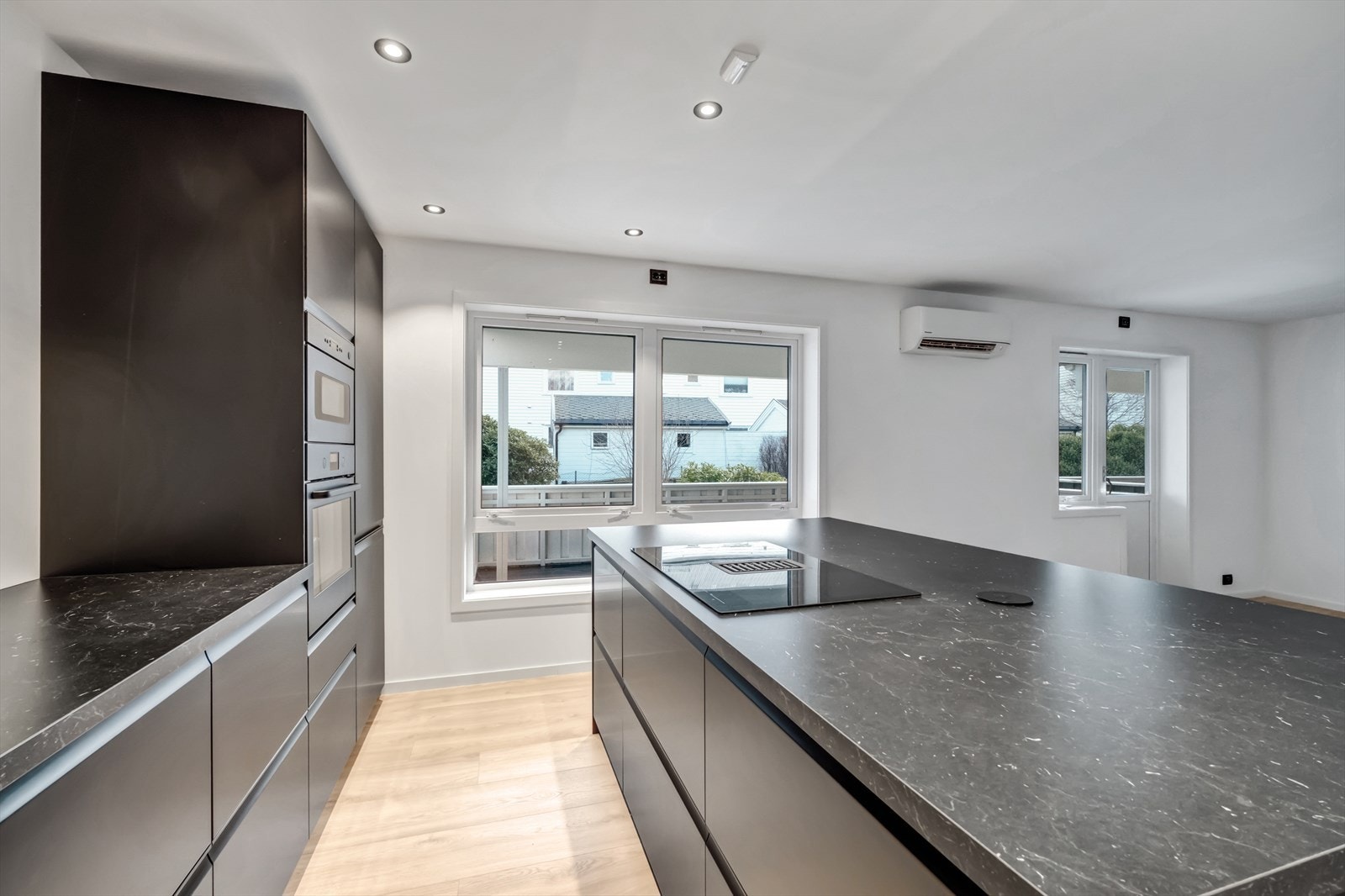 Store vindusflater gir naturlig lys til kjøkkenområdet. Galleribilde