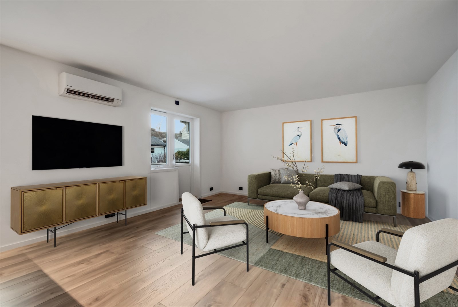 Digital møblering av stue. Stue har varmepumpe montert, og utgang til stor, sørvendt veranda. Galleribilde