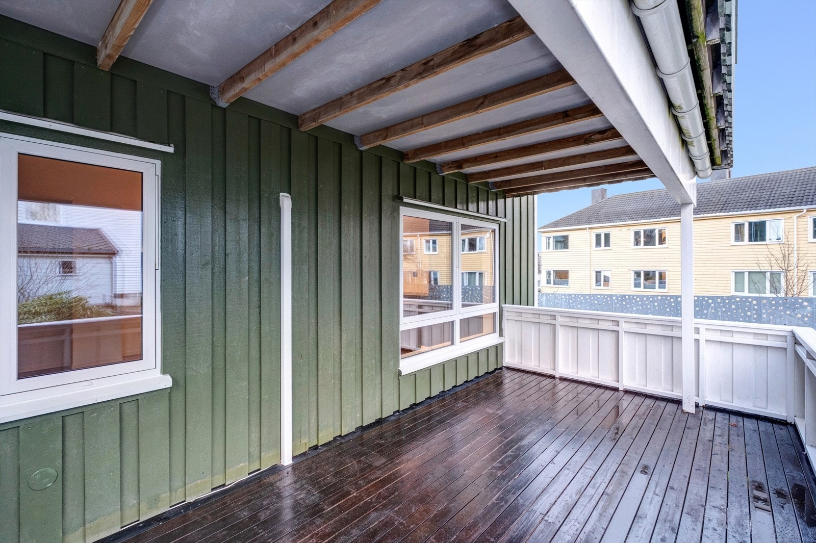 Verandaen er sørvendt og stor og romslig. Galleribilde