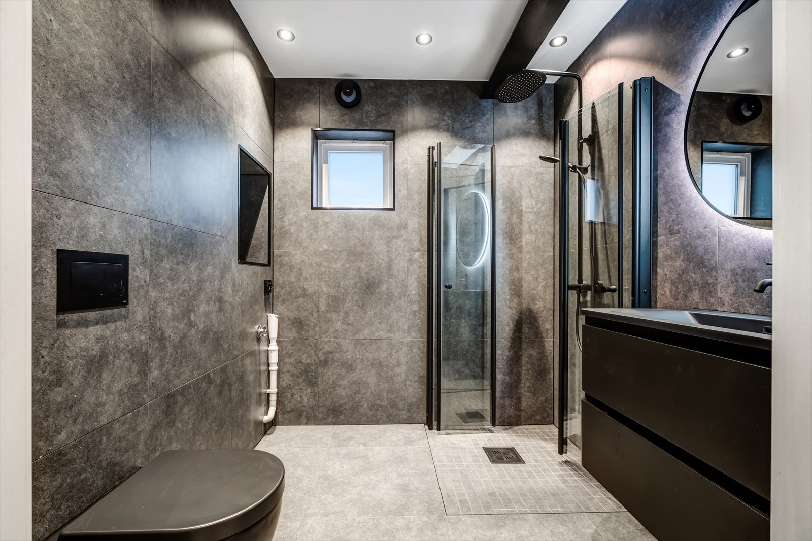 Videre har man opplegg til vaskemaskin og vegghengt wc. Galleribilde