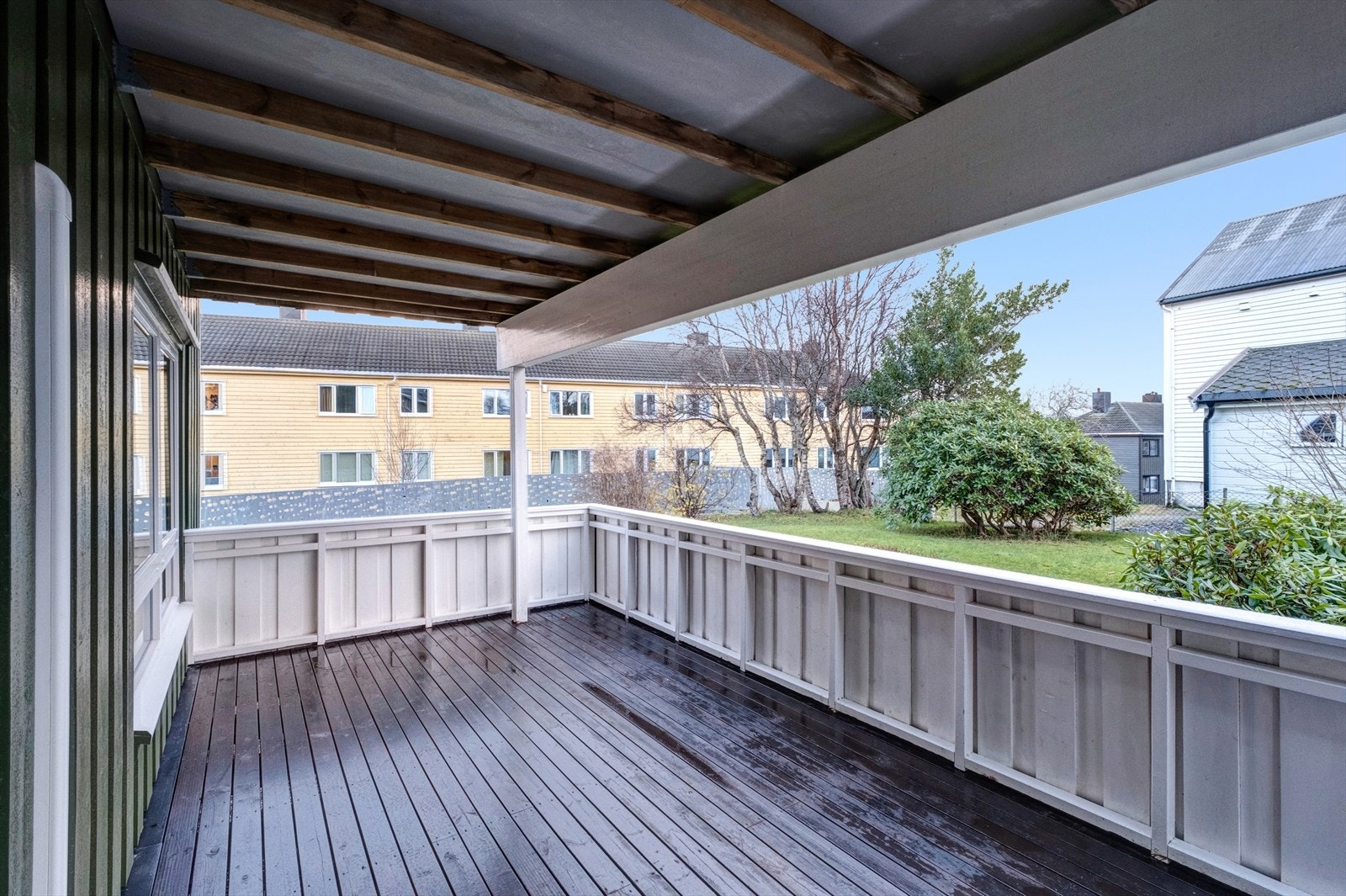 Overbygget veranda gir skjerming mot nedbør og utvider oppholdsarealet. Galleribilde