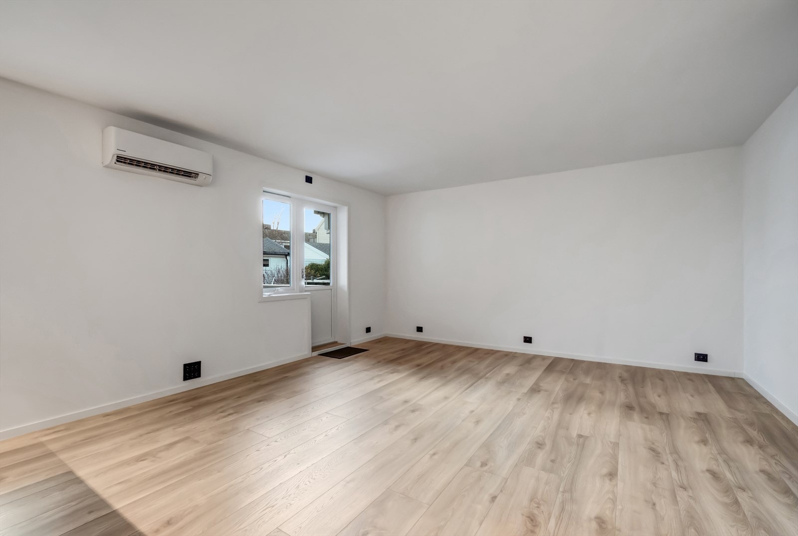 Varmepumpe installert i 2025 gir energieffektiv oppvarming i oppholdsrommet. Galleribilde