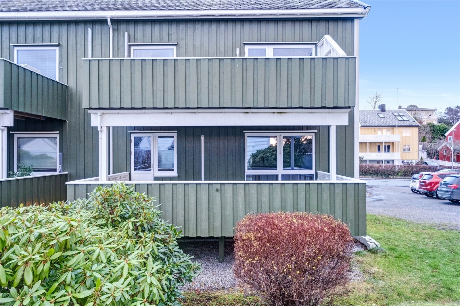 Verandaen har trykkimpregnert terrassegulv og malt rekkverk som gir god skjerming mot vær. Galleribilde