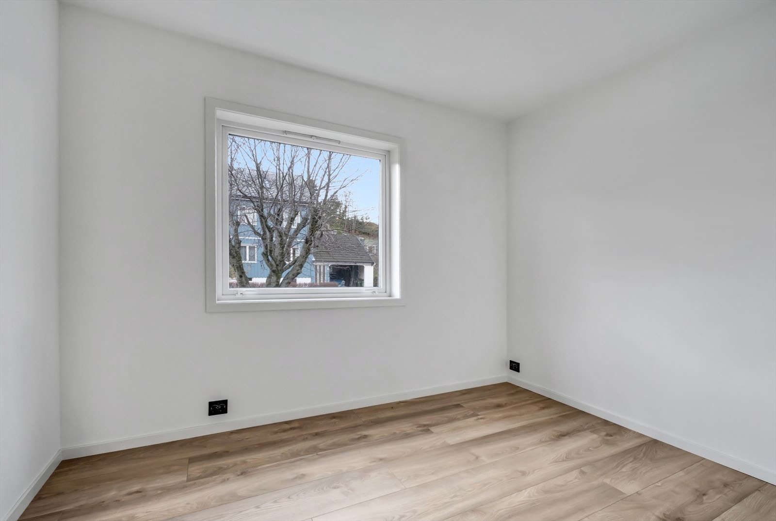 Soverom med laminatgulv og malte gipsvegger. Galleribilde