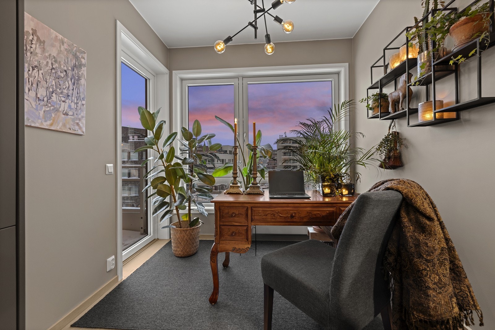 Fra kjøkkenet er det utgang til balkong og i dette området vil det være mulig med spisebord. Per i dag er arealet løst med skrivebord og kontorplass. Galleribilde