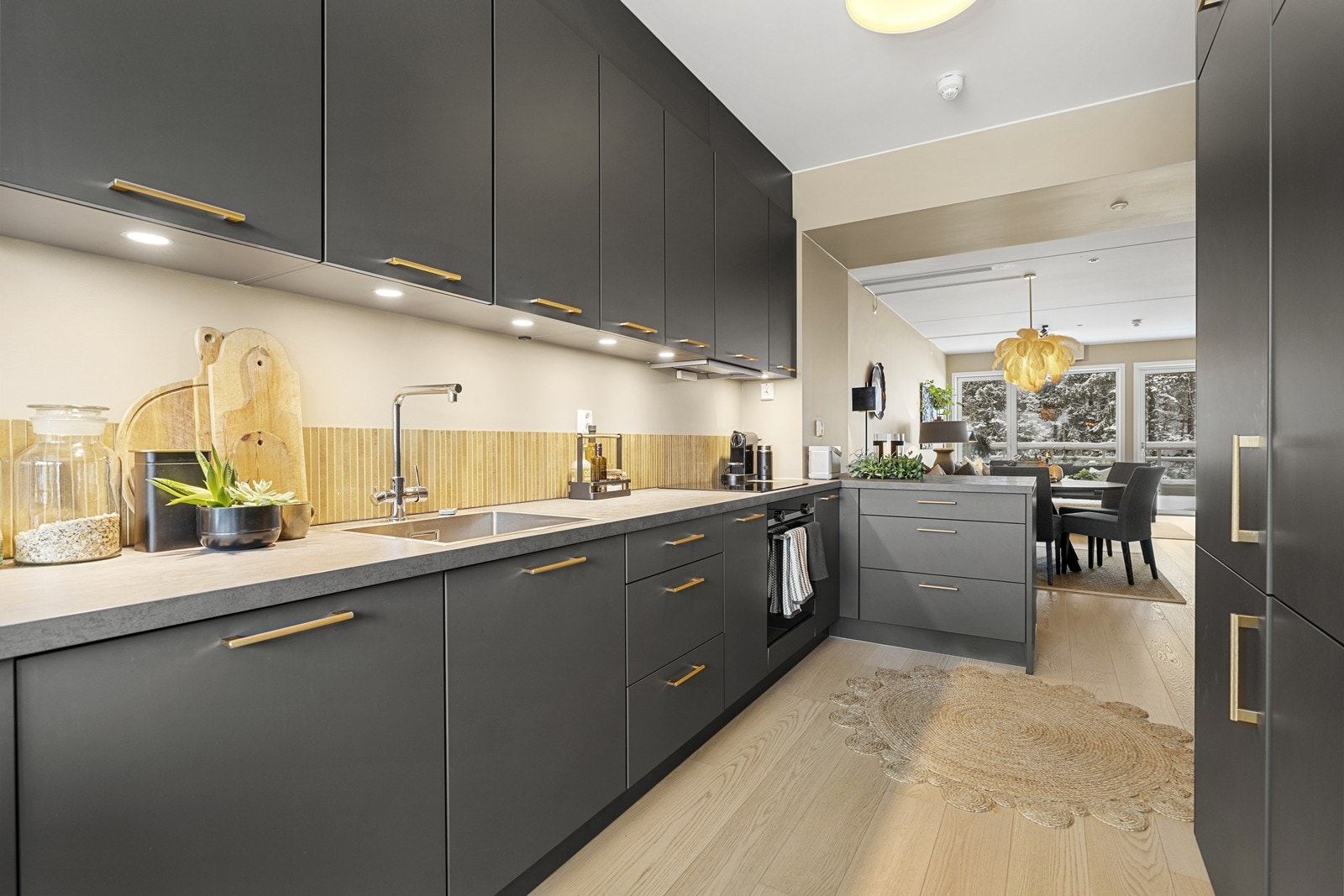 Integrerte hvitevarer bestående av koketopp, stekeovn og oppvaskmaskin, samt helintegrert kjøleskap og fryseskap. Galleribilde