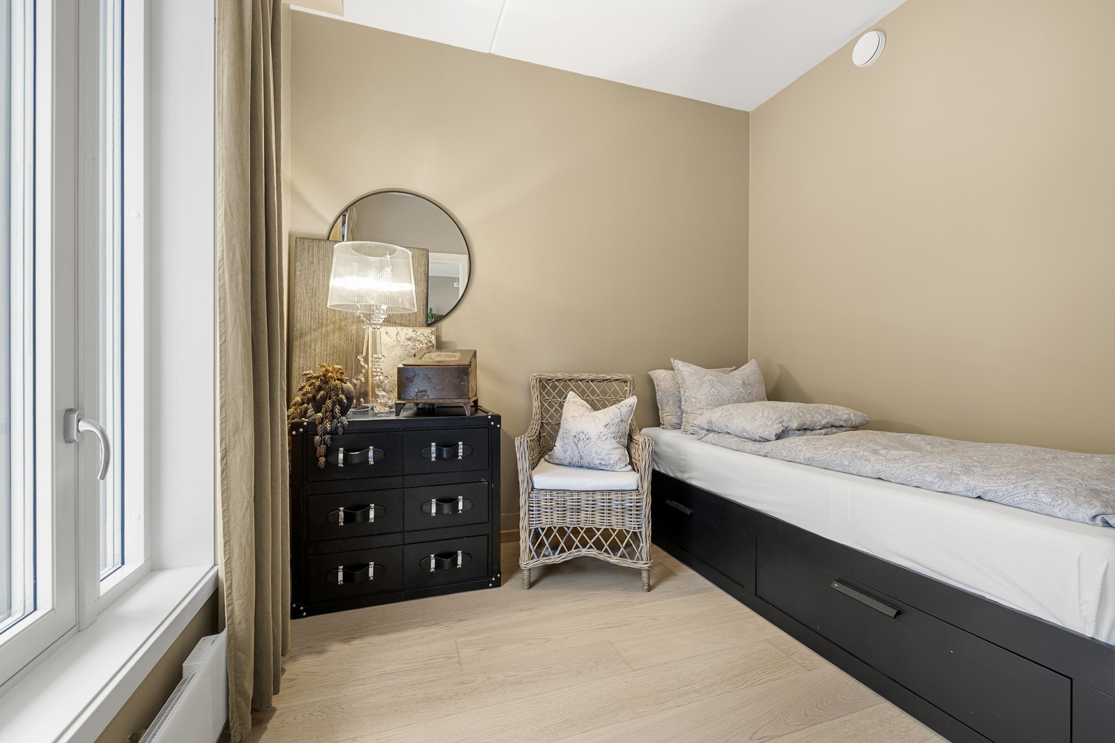 Soverom II har mange bruksmuligheter og kan fint benyttes som barne-, gjesterom, kontor eller lignende. Galleribilde