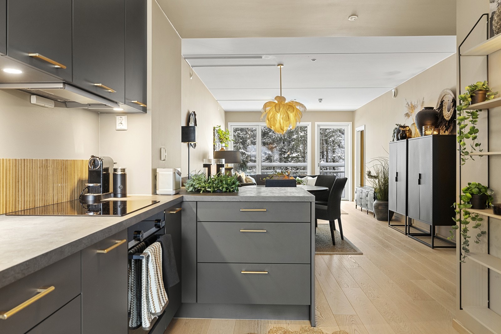 Det er godt med skap- og benkeplass og en benk som fungerer som en naturlig avdeler mot stue og spisestue. Galleribilde