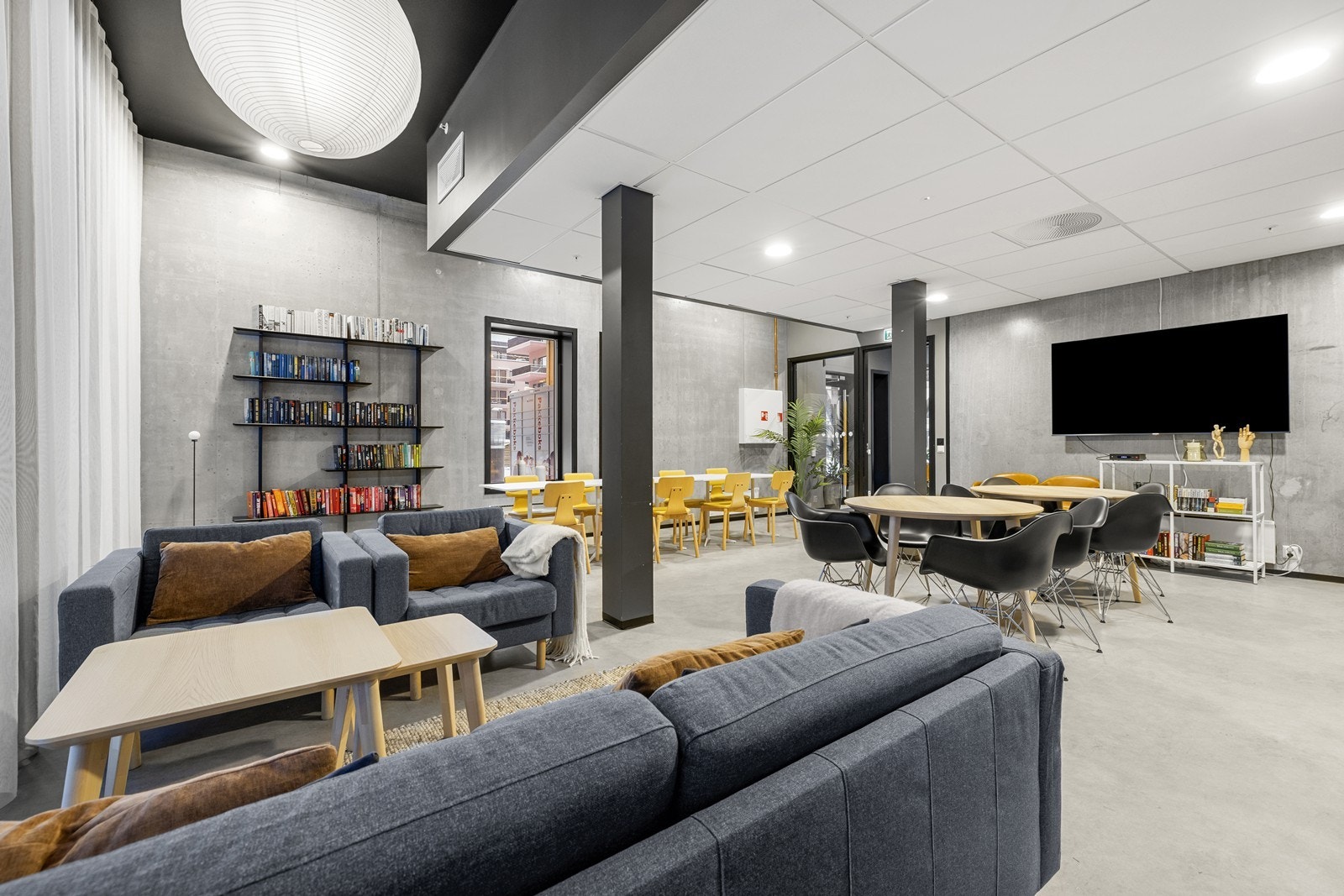 I tillegg til spiseplass, har felleslokalet en egen sofagruppe og TV-sone. Galleribilde