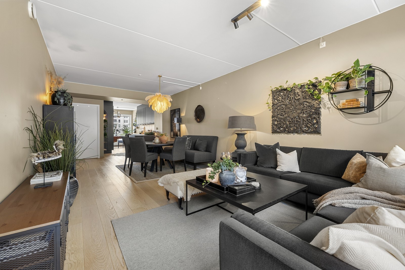 Stuen framstår lys med store vindusflater og nymalte overflater i varme, tidsriktige farger (2025). Galleribilde