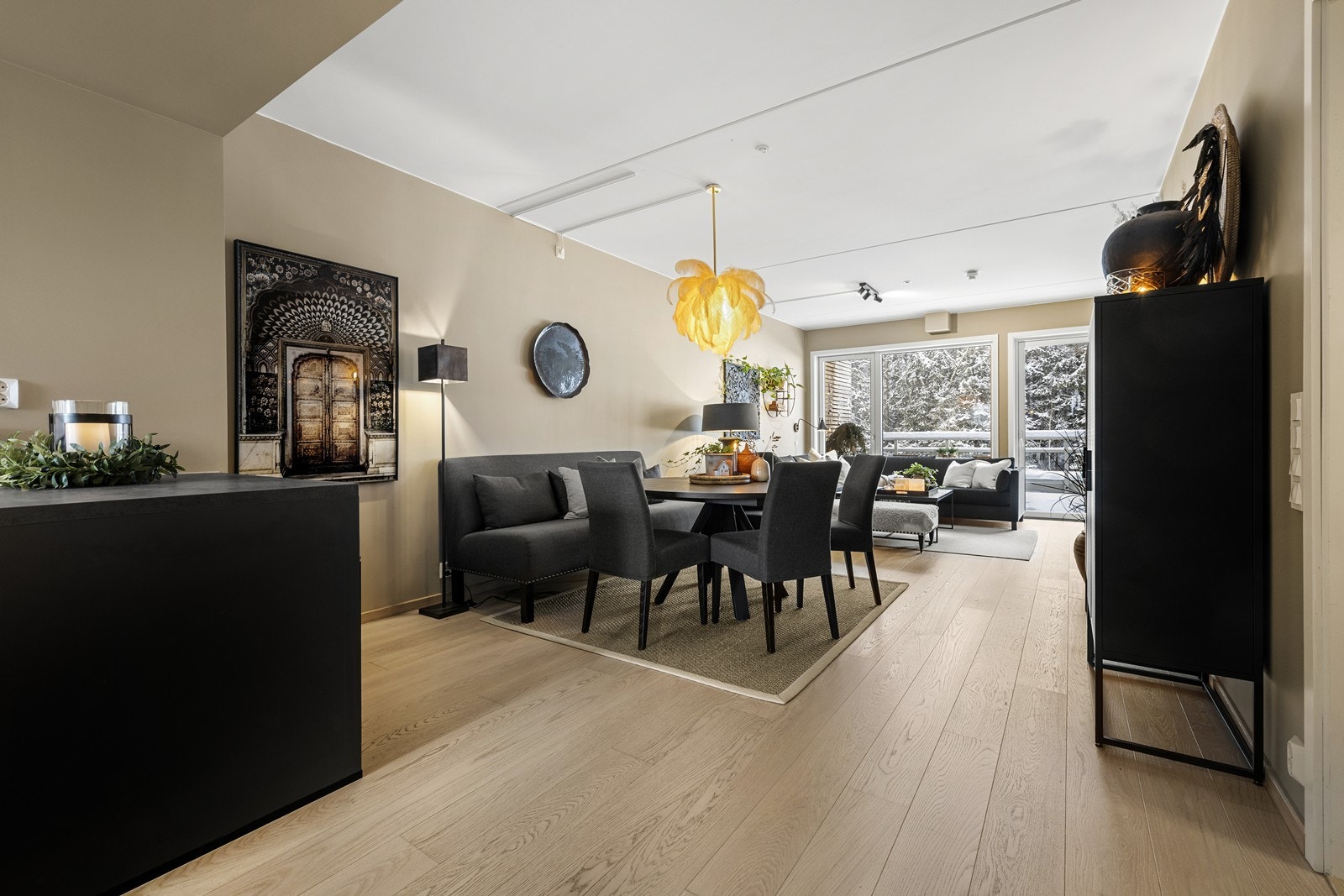 Store vindusflater, 1-stavs eikeparkett og appstyrt belysning via Philips Hue i entré, soverom og kjøkken. Galleribilde