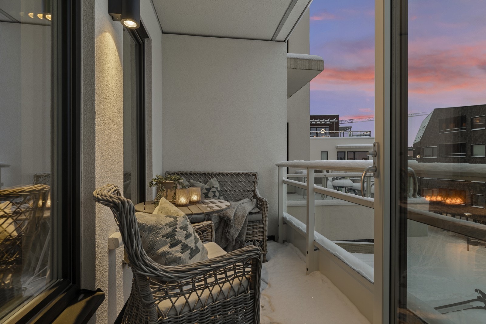 Balkong tilgjengelig fra kjøkken med plass til utemøblement. Galleribilde