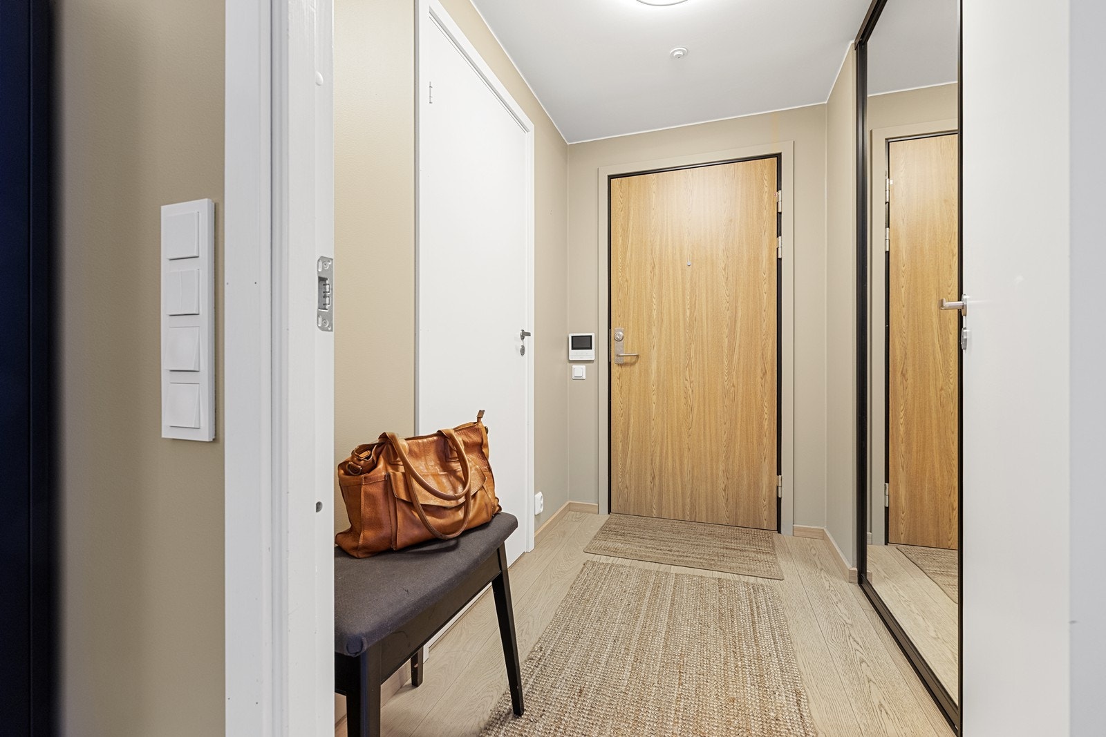 Hyggelig entré med god plass til oppheng av yttertøy. Dørcalling med kamera og romslig garderobeskap som også benyttes som bod. Galleribilde