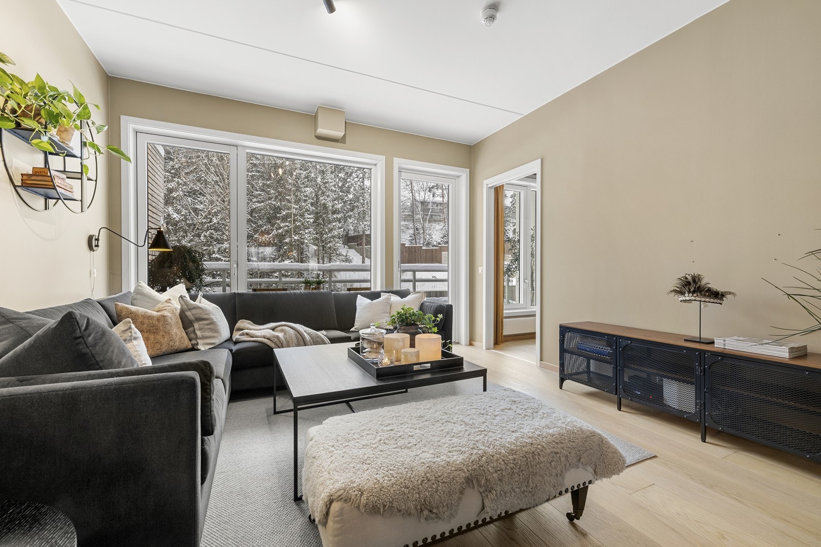 Den gjennomgående planløsningen gjør at rommet er både innbydende og åpent og her kan venner og familie samles. Galleribilde