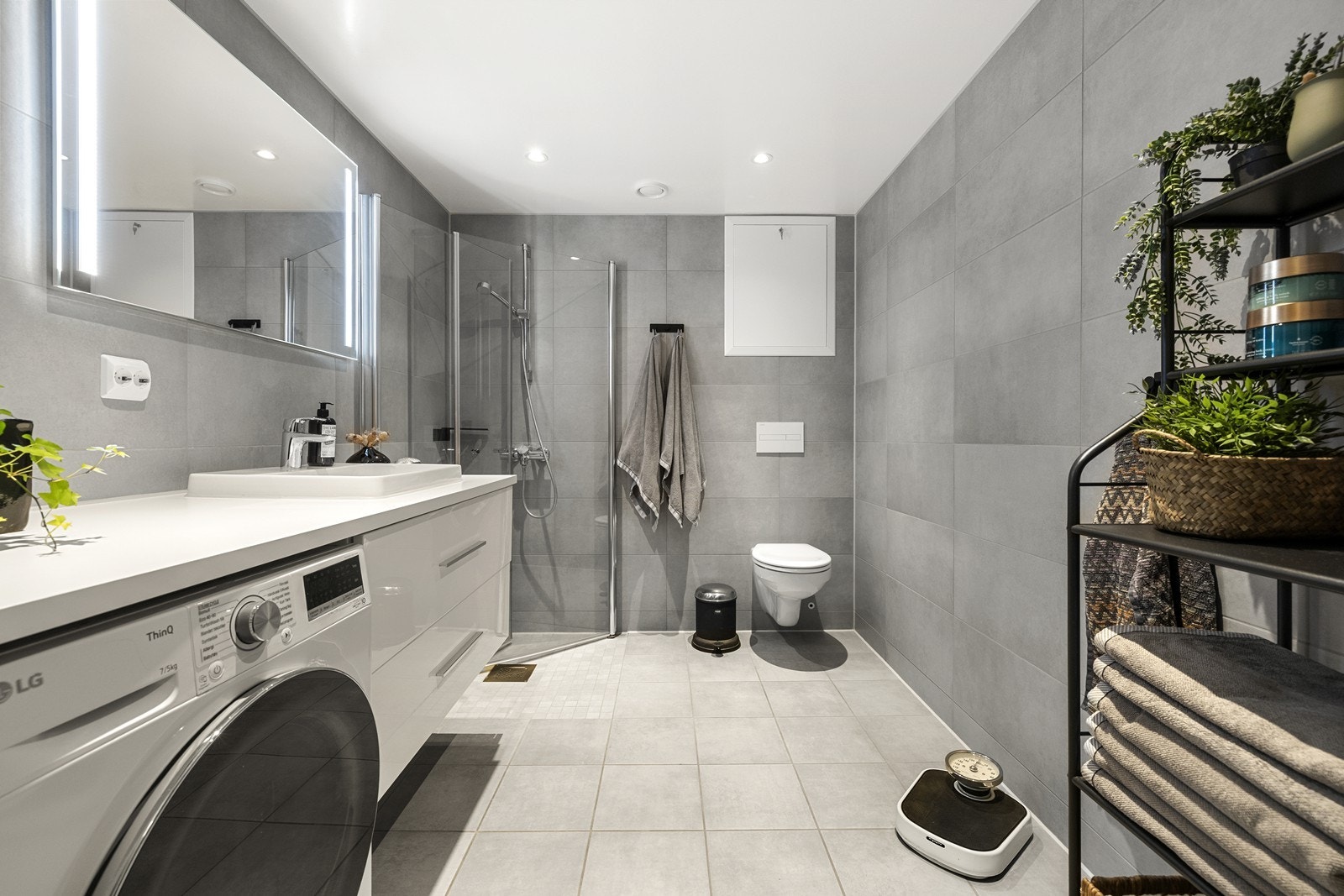 Baderom med pent flislagte overflater og vannbåren varme i gulv. Galleribilde