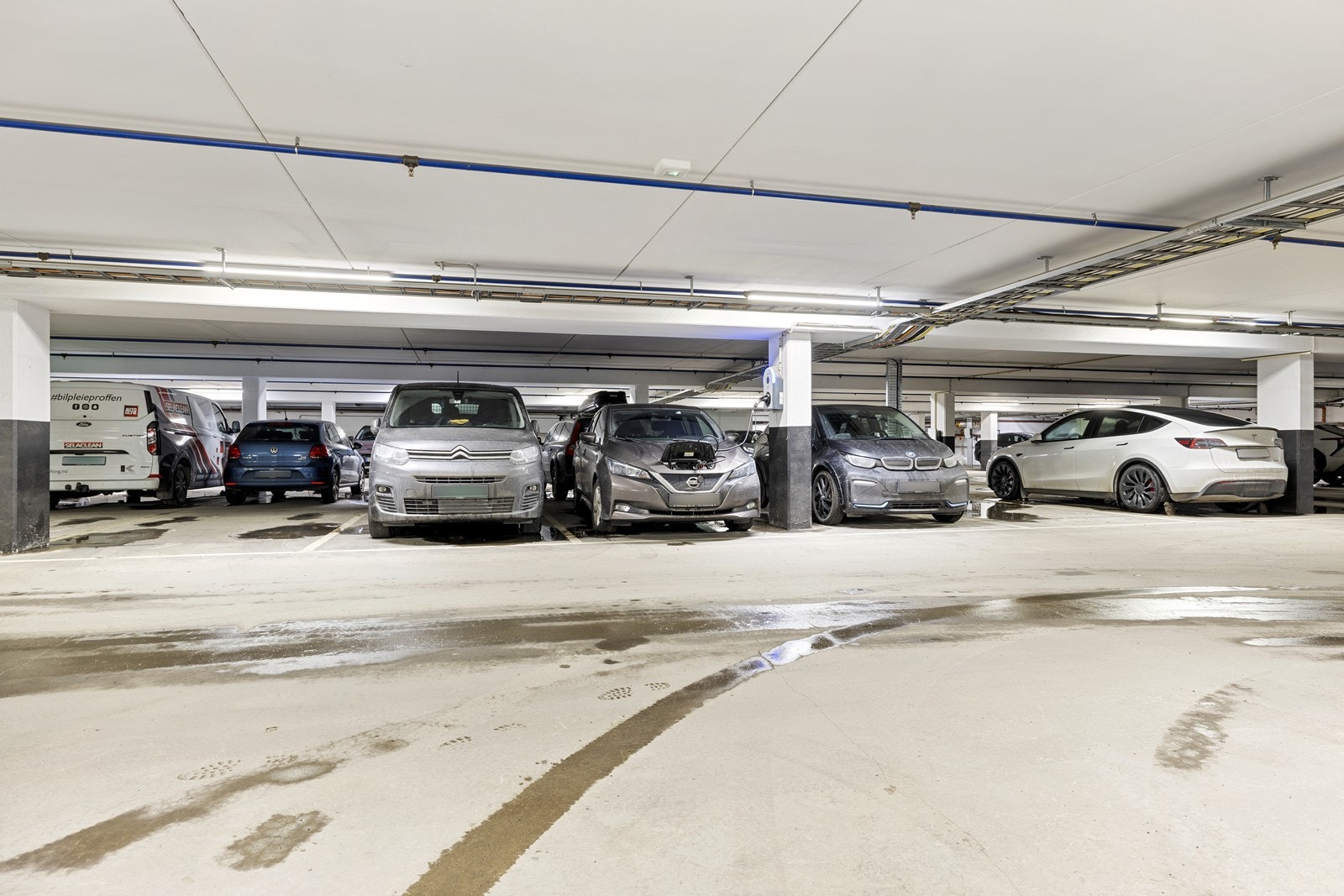 Leiligheten disponerer en fast biloppstillingsplass (nr. 9) med elbil lader i felles garasjeanlegg. Galleribilde