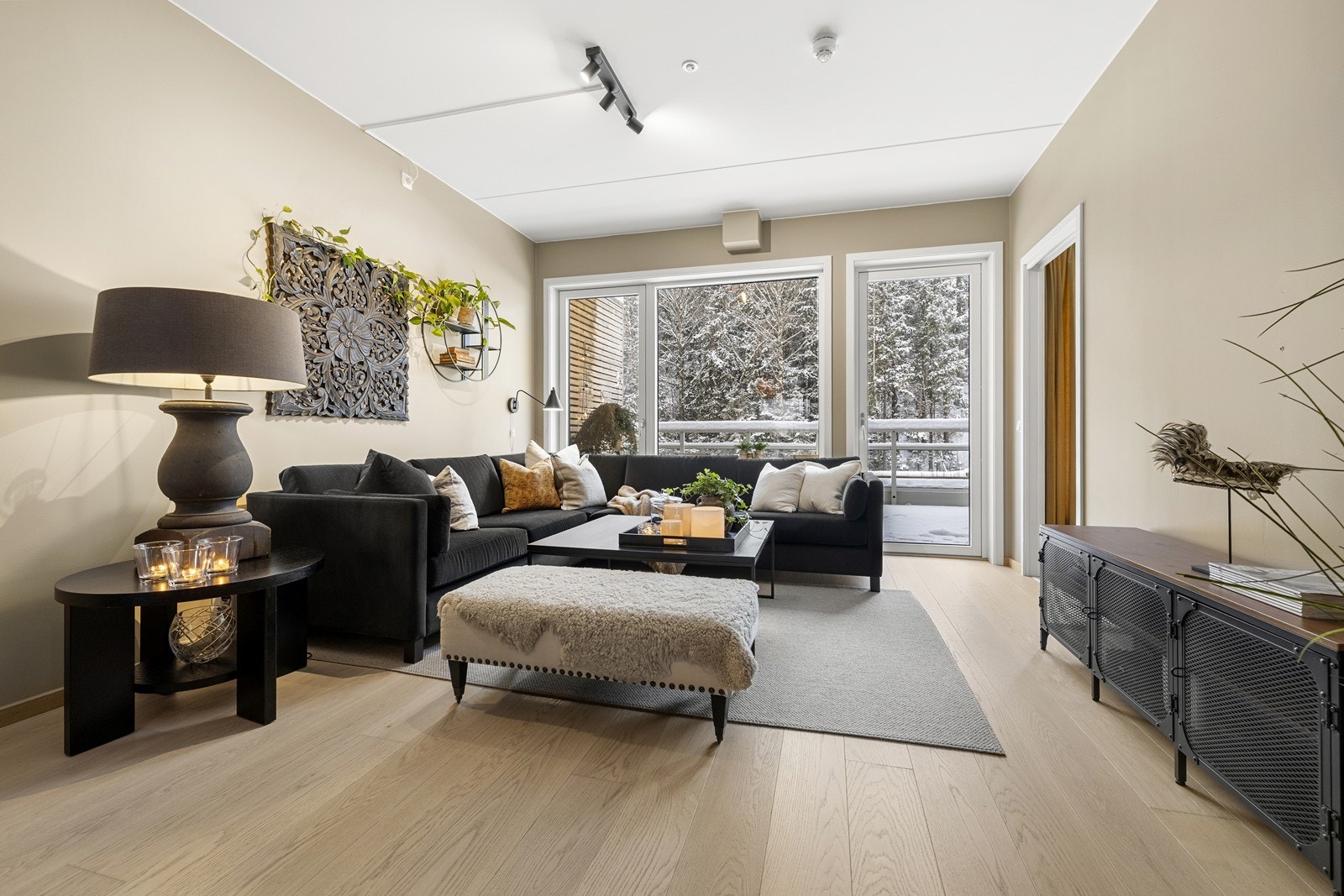 Stor stue og spisestue med utgang til balkong. Galleribilde