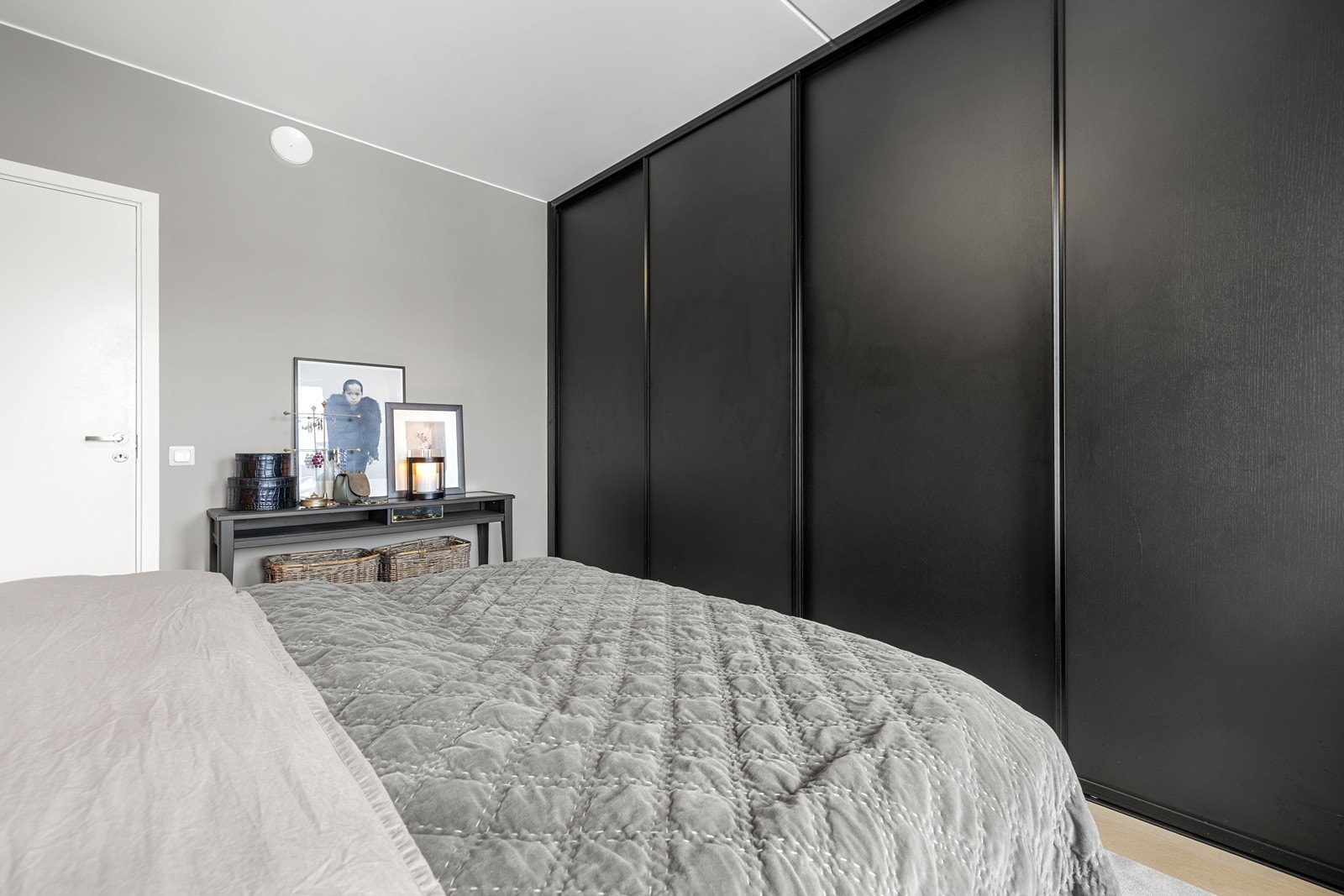 Hovedsoverommet er behagelig med stor vindusflate og utgang til balkong. Her er det plass til dobbeltseng og tilhørende nattbord, samt oppbevaringsmøblement. Galleribilde