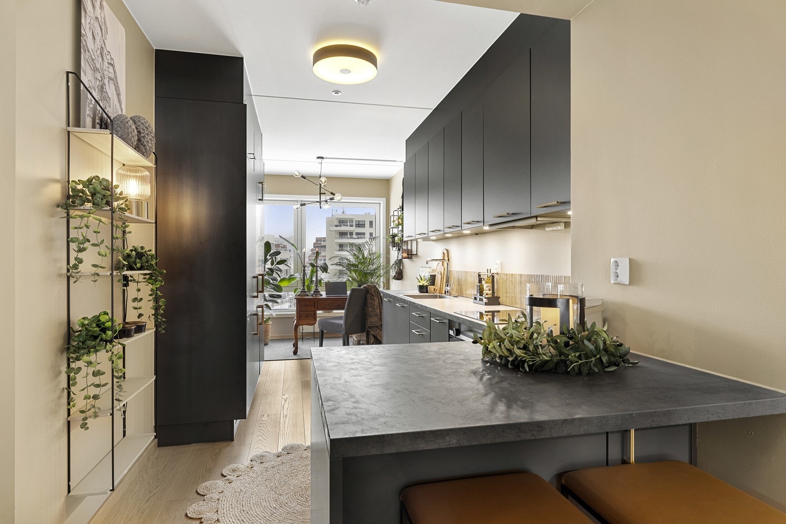 Flott og moderne kjøkken med praktisk utforming og med åpen løsning mot stue. Galleribilde