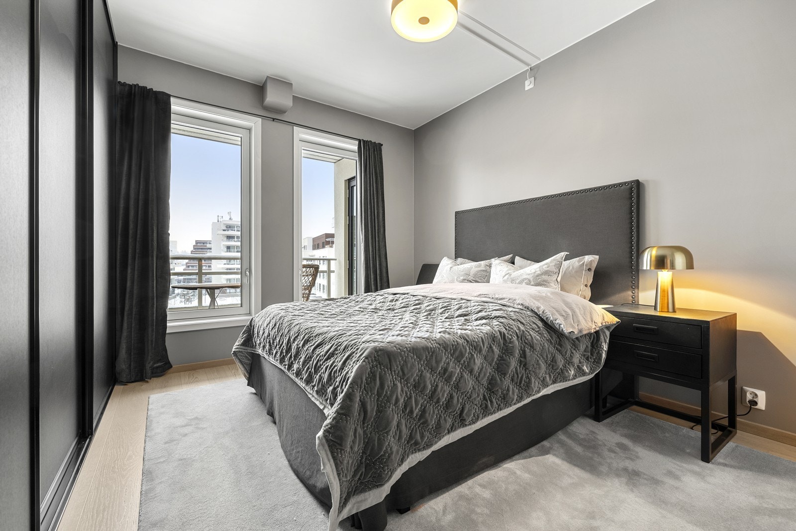 To luftige soverom, begge lysmalte og med god gulvplass. Hovedsoverommet har romslig garderobeløsning. Galleribilde