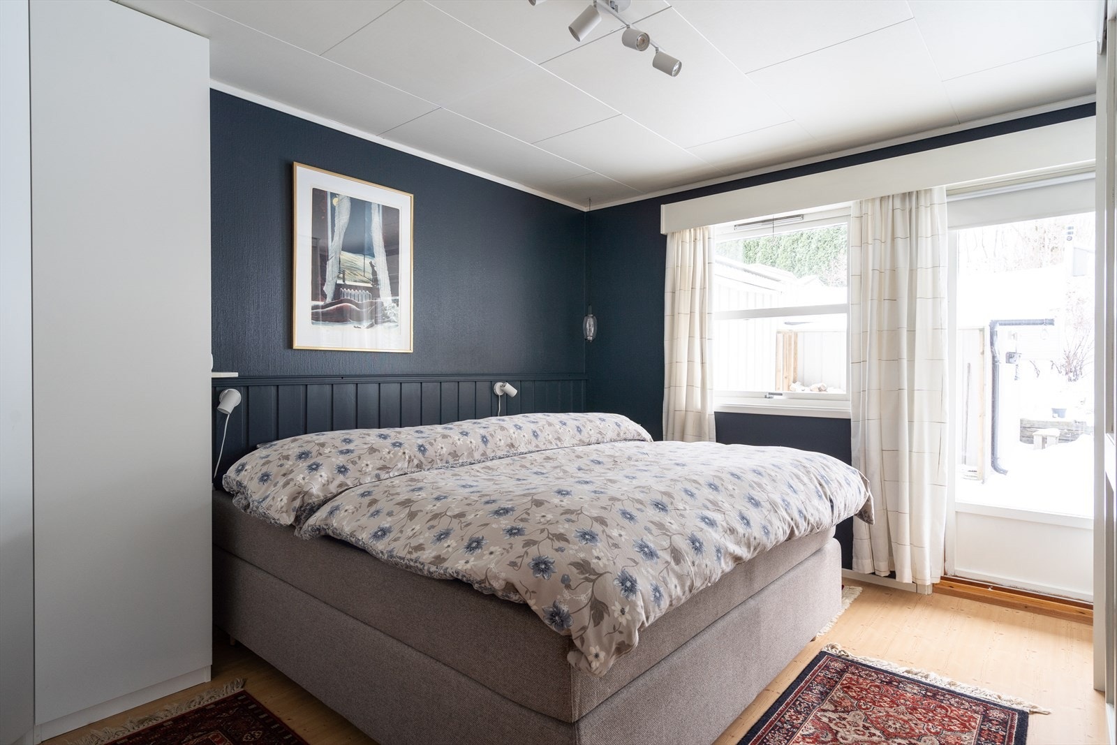 Hovedsoverommet i 1. etasje har eget bad, og det er direkte utgang til markterrassen i hagen. Galleribilde