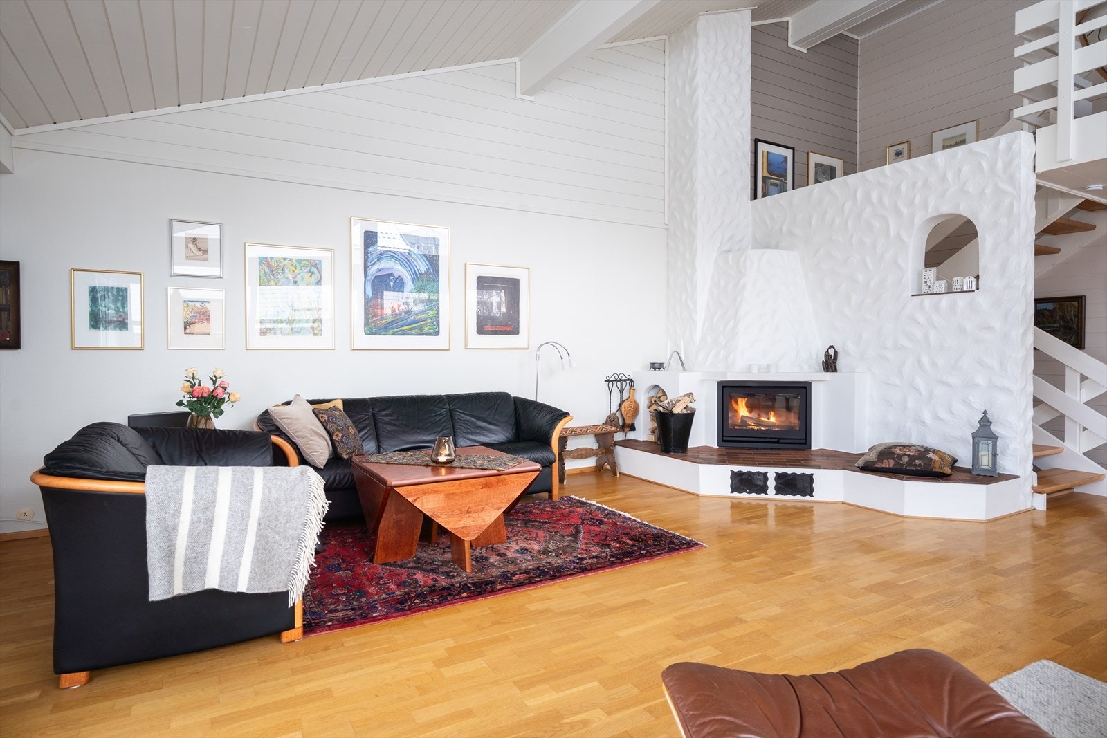 Lune kvelder nytes av en innebygd peis med tilhørende murvegg og sittebenk. Galleribilde