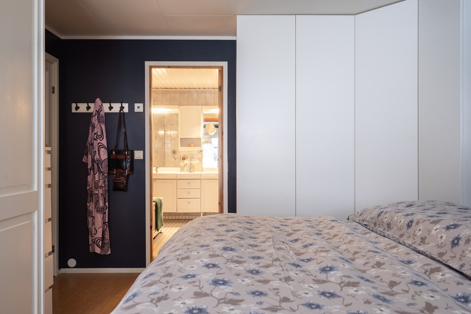 Det er plass til dobbeltseng, og rommet har mye oppbevaring i et stort hjørneskap med hvite fronter. Galleribilde