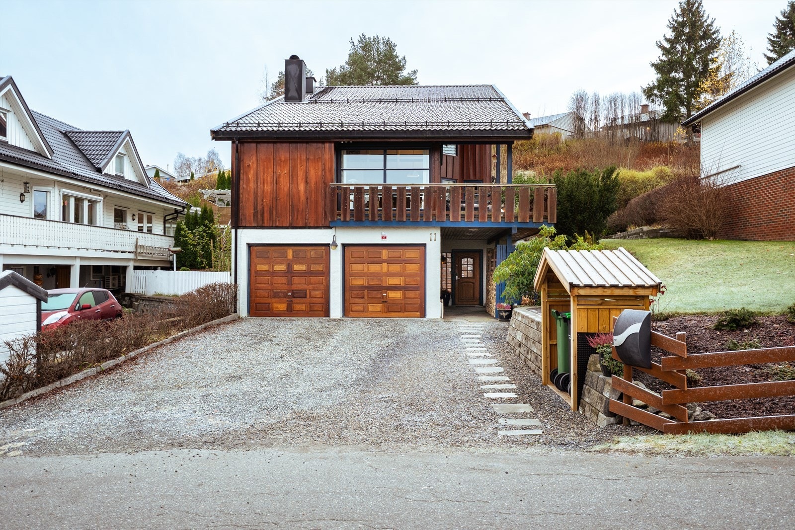 Eneboligen har en innebygd dobbelgarasje med sidedør, hendig bod og et samlet areal på ca. 37 kvm. Galleribilde