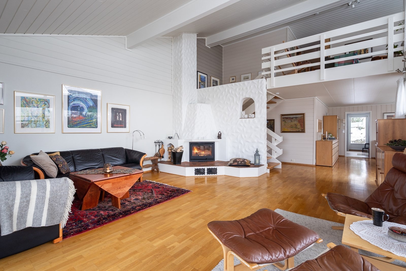 Stuen er stor, luftig og innbydende, der åpen himling gir en upåklagelig atmosfære i rommet. Galleribilde