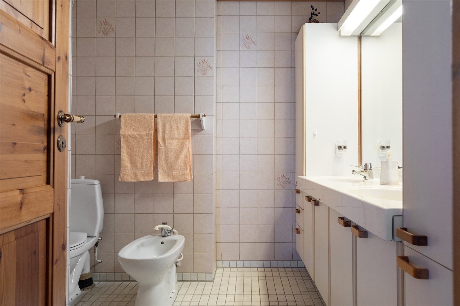 Badet i 2. etasje er helfliset, innredet med toalett, bidé og åpent dusjhjørne. Galleribilde