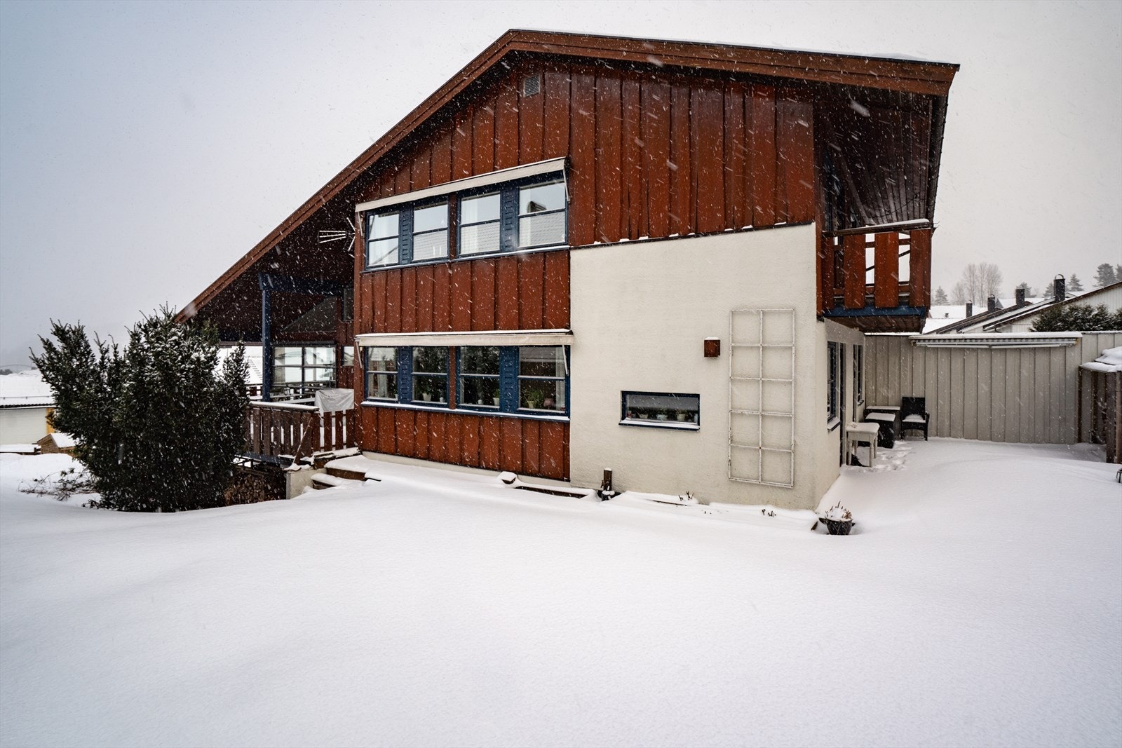Vinterbilde av hagen og terrasse. Galleribilde