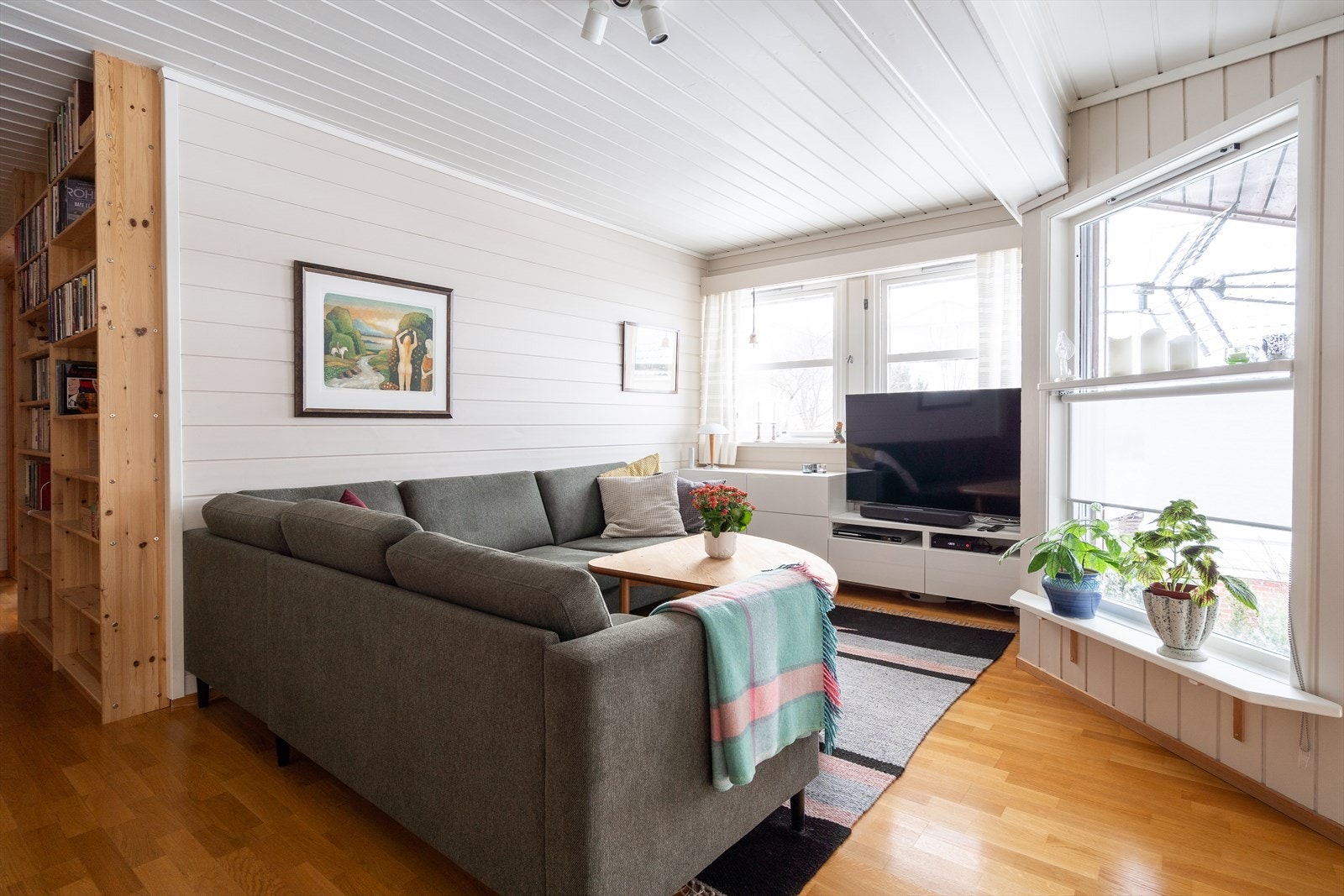 Det er åpent ned til hovedstuen, og rommet er perfekt hvis man ønsker å trekke seg tilbake for litt egentid med en god bok eller film. Galleribilde