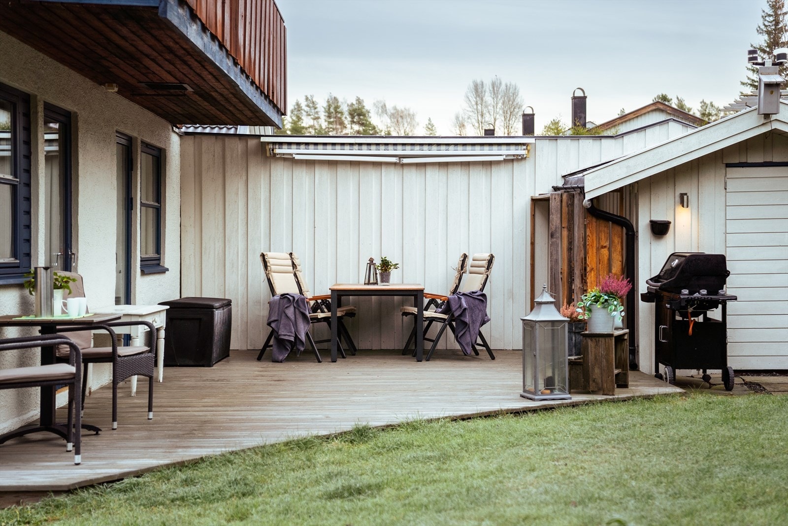 Terrassen måler ca. 25 kvm, er delvis overbygd og har markise på levegg mot naboen Galleribilde