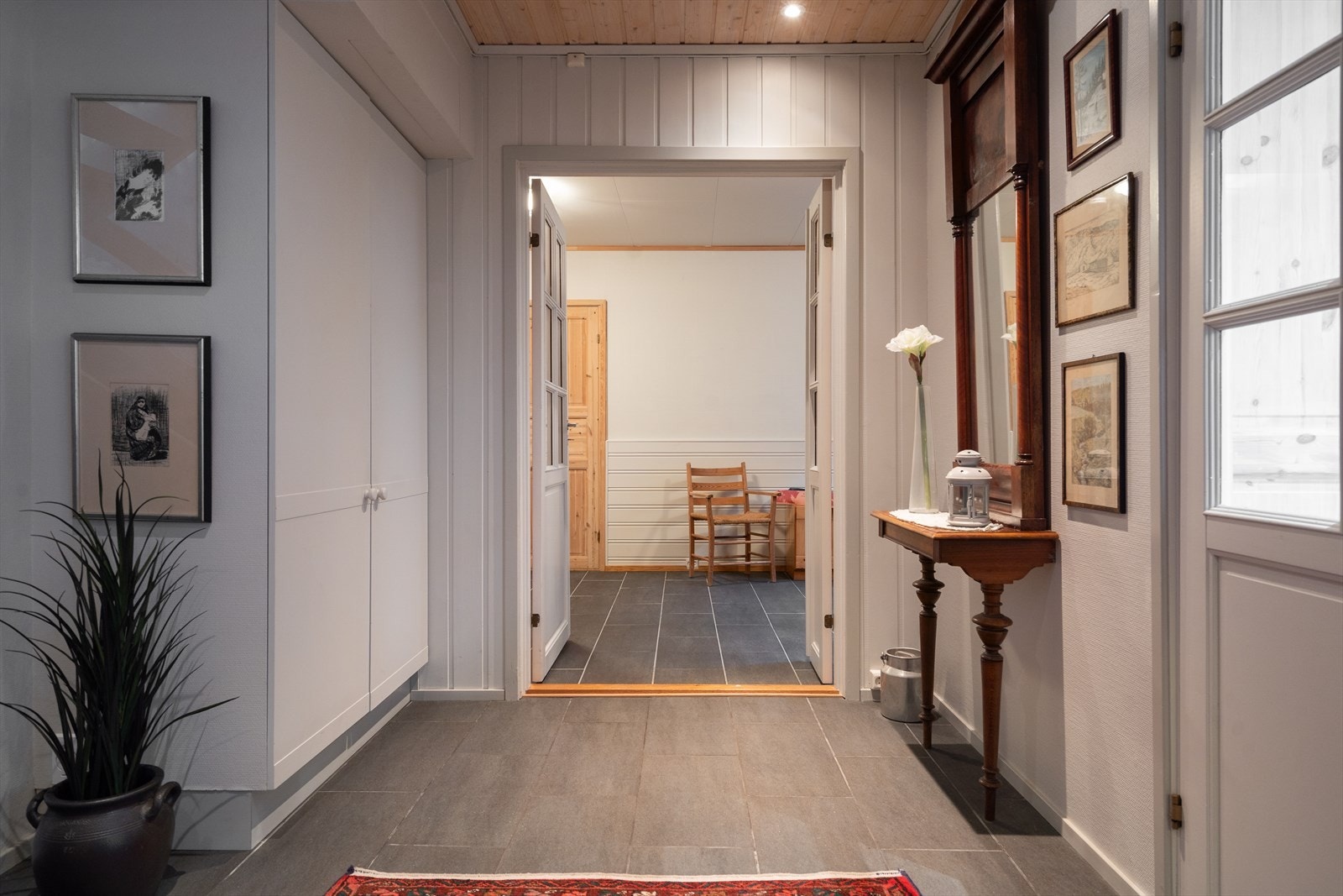 Hallen har downlights, tilliggende hobbyrom og god plass til ytterligere oppbevaring. Galleribilde