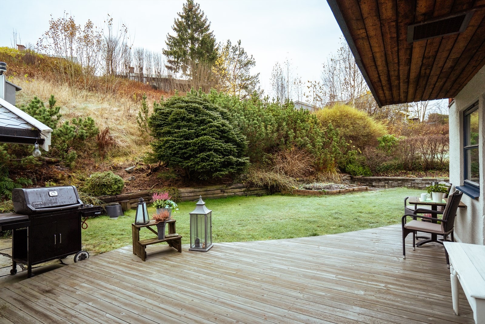 Belysning er montert, og uterommet har enkel tilgang til en hendig bod. Galleribilde