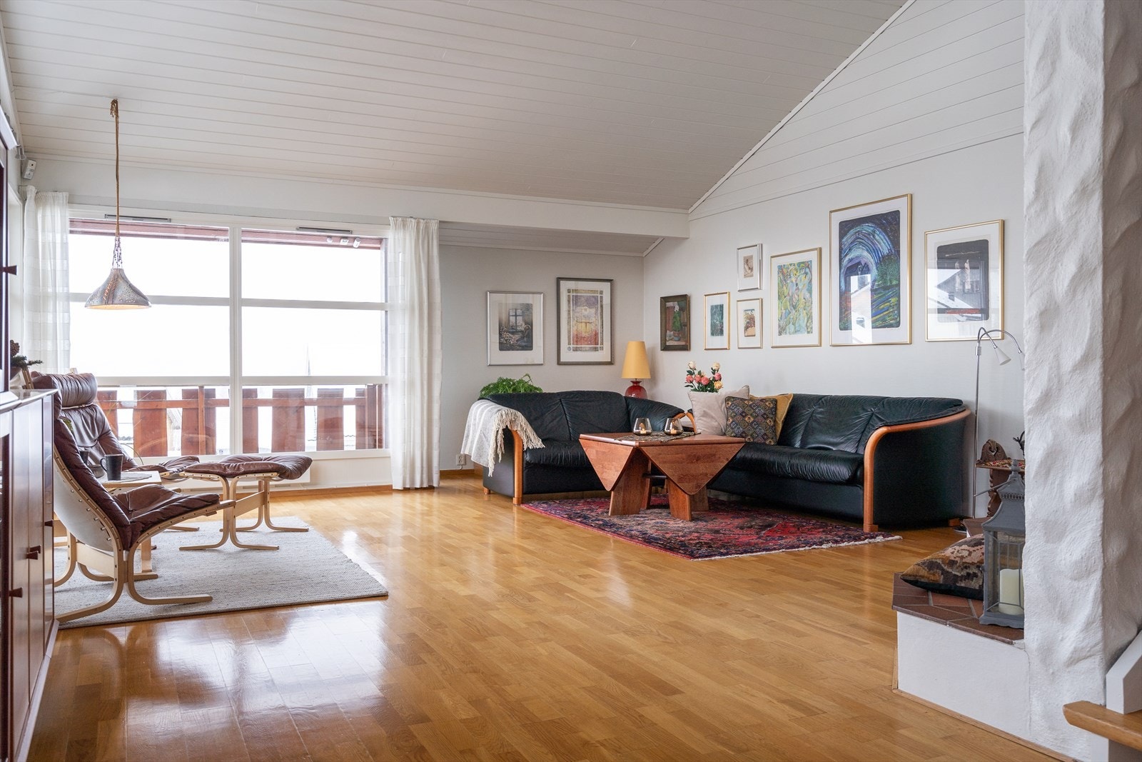 Utformingen gjør stuen enkel å møblere med flere sittegrupper, og rommet er naturlig inndelt i ulike soner. Galleribilde