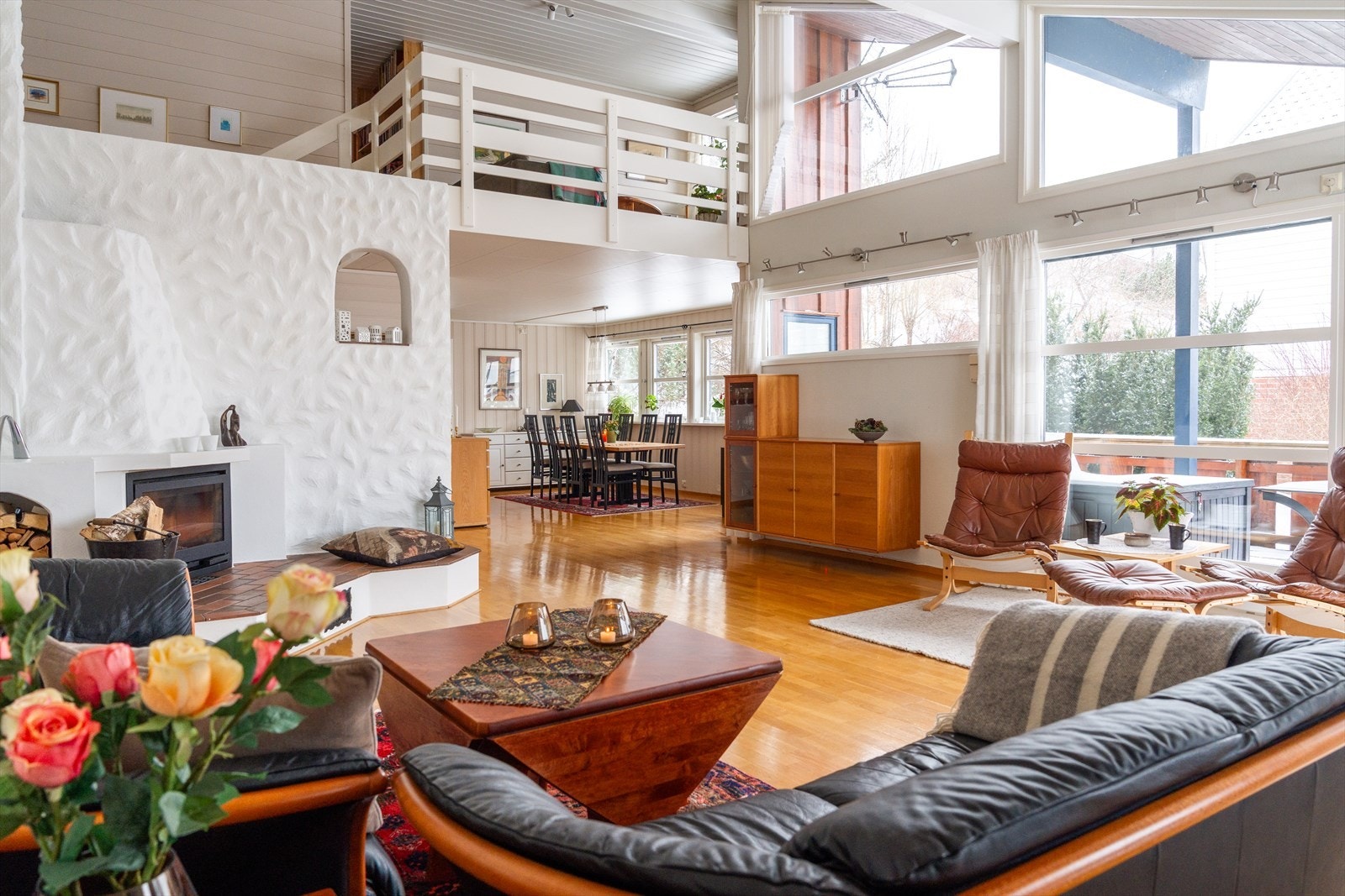 Det høyeste punktet måles til rundt 4,6 meter, og store vinduer på to sider inkluderer vindusflater som strekker seg til taket. Galleribilde