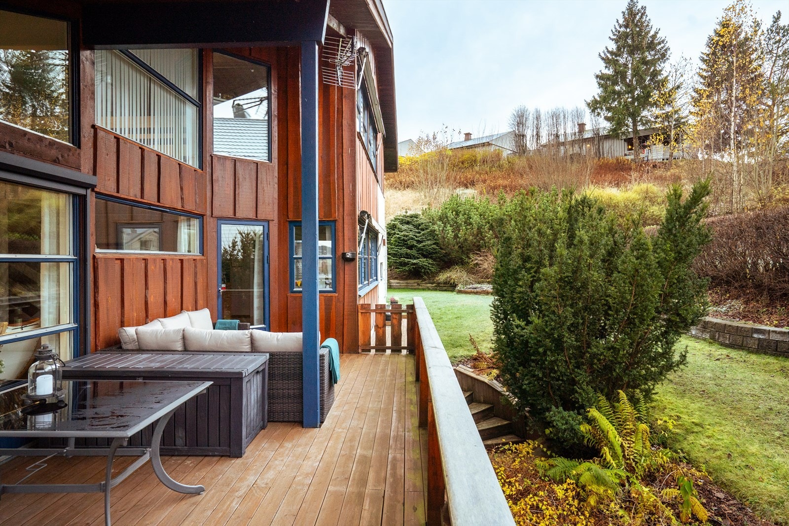 Stuen forlenges av en overbygd hjørneterrasse på rundt 27 kvm. Galleribilde