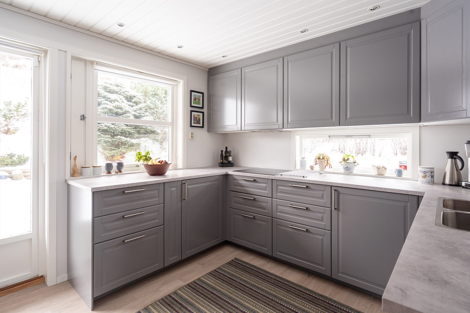 Dimbar belysning er montert i taket og over benken, samt over kokesonen har kjøkkenet en ventilator med avtrekk. Galleribilde