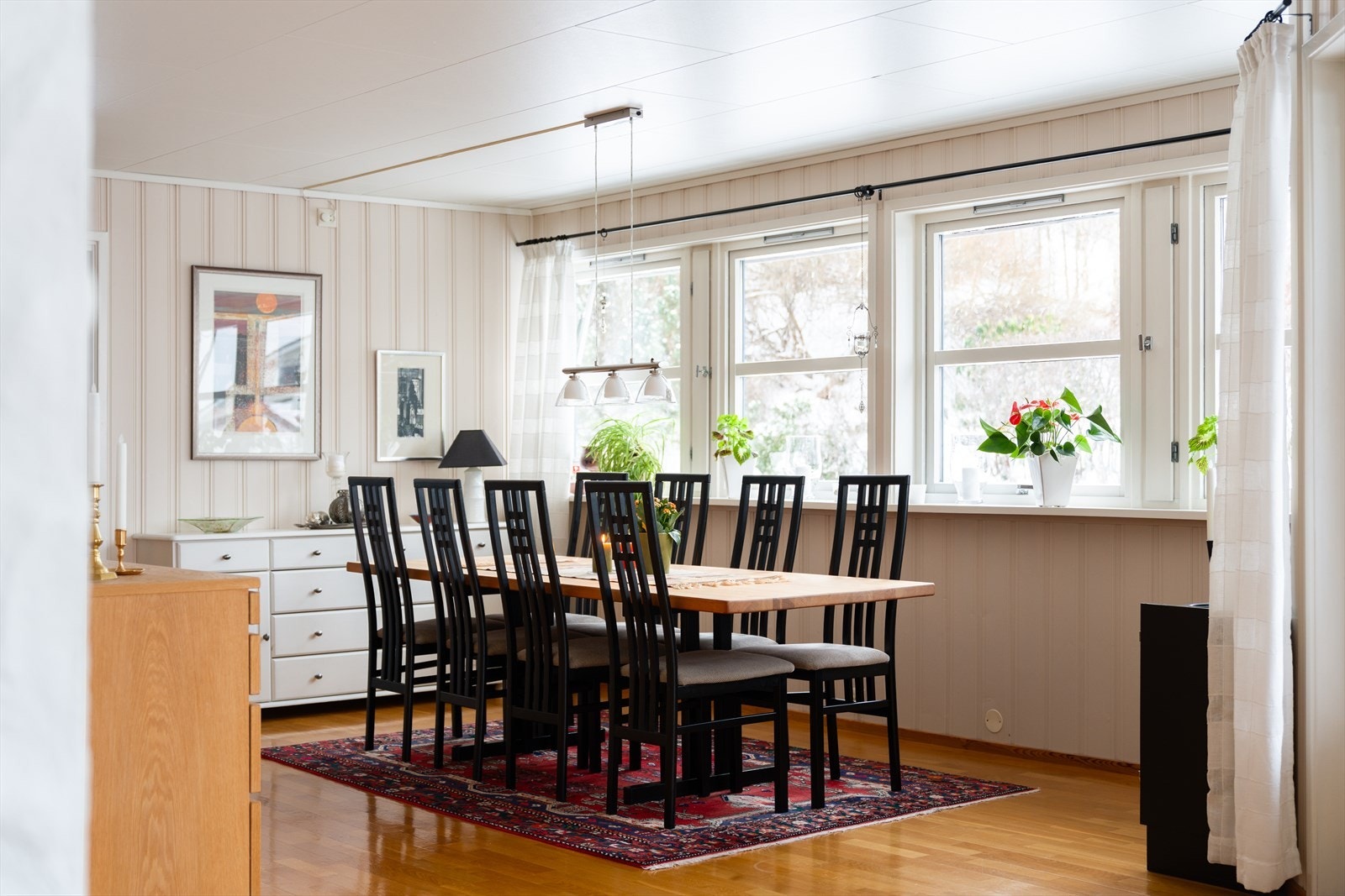 Nærmest kjøkkenet samles venner og familie for hyggelige måltider rundt et langbord. Galleribilde