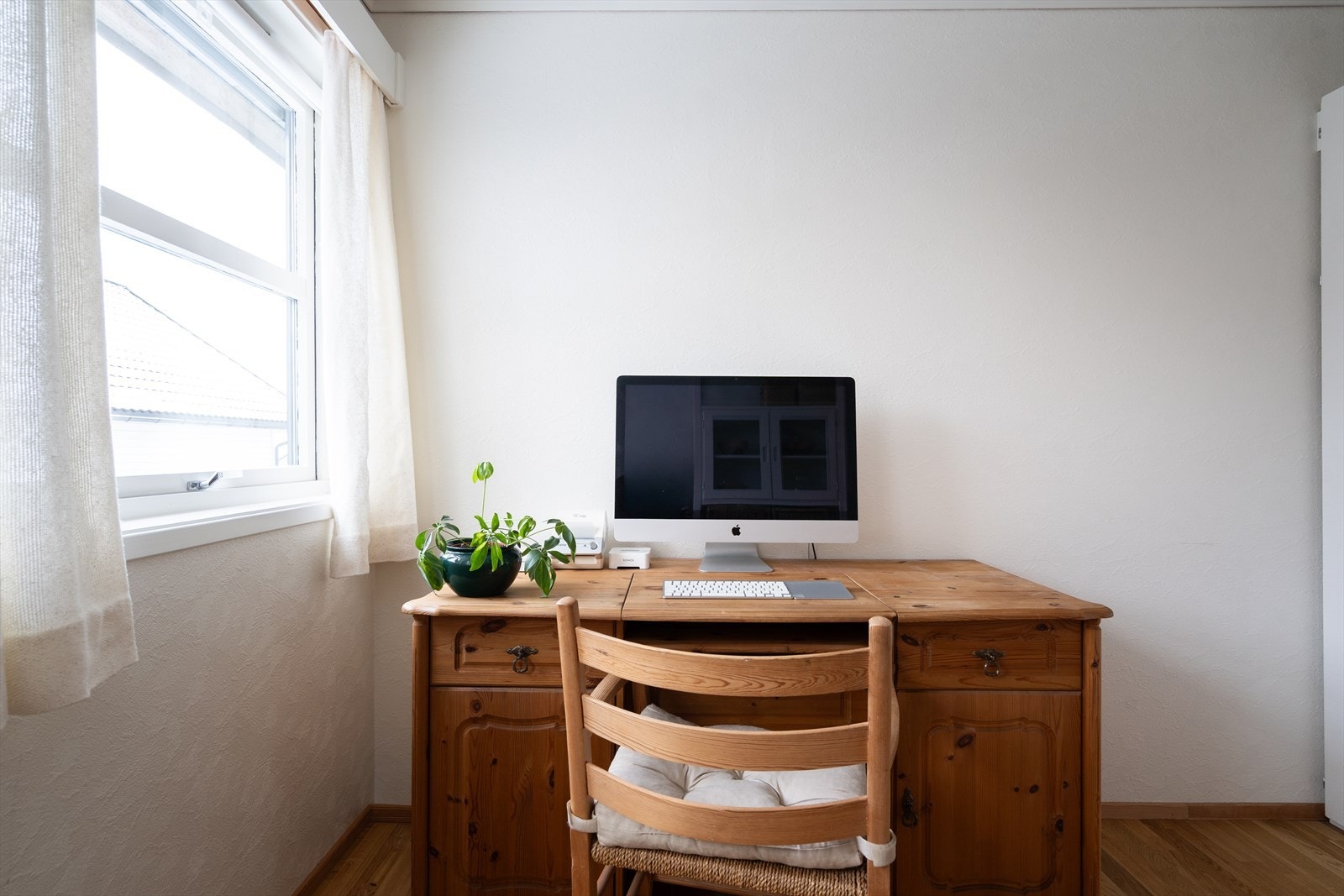 Hele fire soverom betyr mange valgmuligheter, og her er ett av rommene benyttet som kontor. Galleribilde