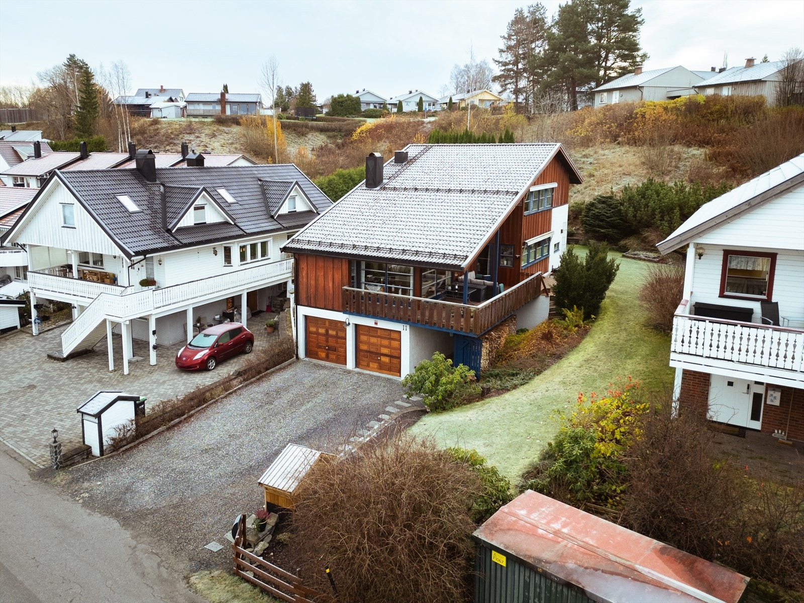 Nytt utvendig tak ble lagt i 2011, med tilhørende renner, vindskier, snøfangere og takstiger. Huset harmonerer godt med omgivelsene, kledd i kraftig villmarkspanel behandlet med Tyrilin Tjærebeis. Galleribilde