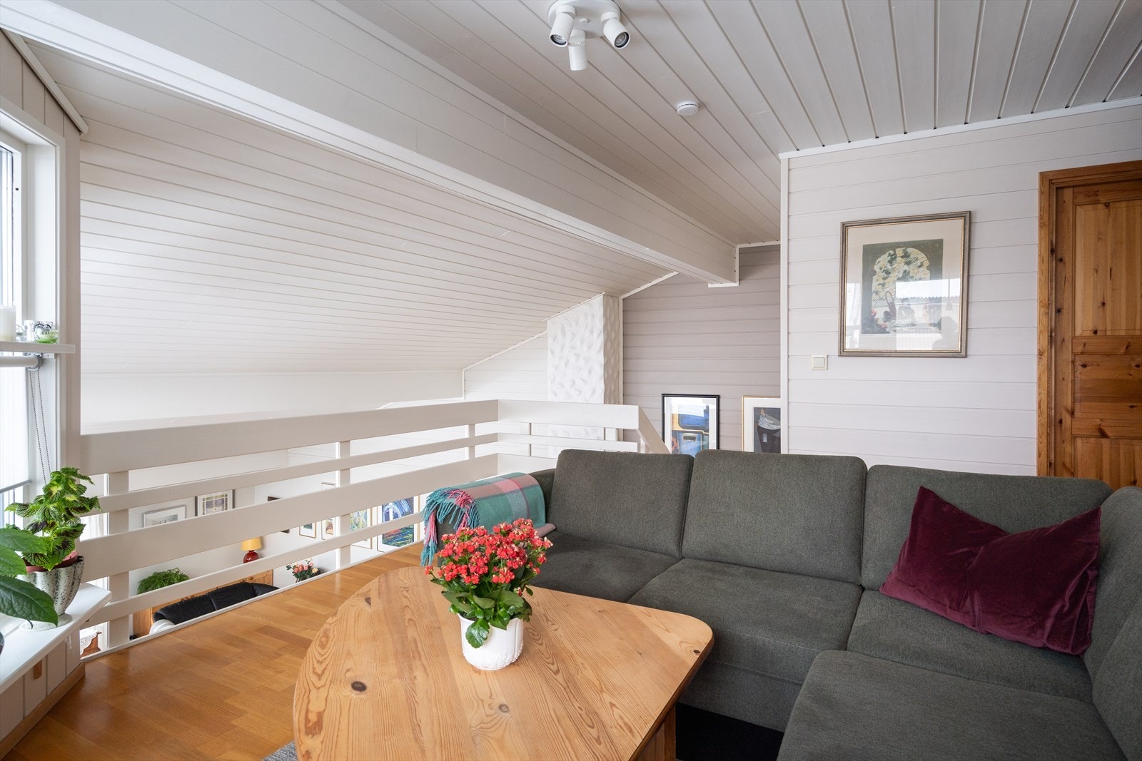 Øverst finner man en kjærkommen stue for familien, et ekstra oppholdsrom til lek, vennebesøk og avslapning i hverdagen. Galleribilde