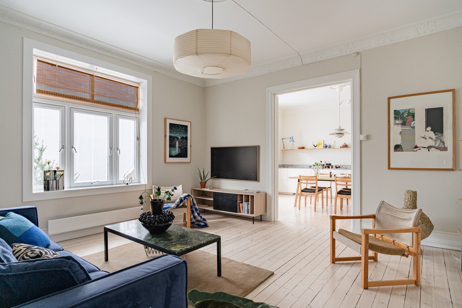 Stuen er lys og luftig med god plass til sofa-, mediemøblement samt stuebord Galleribilde