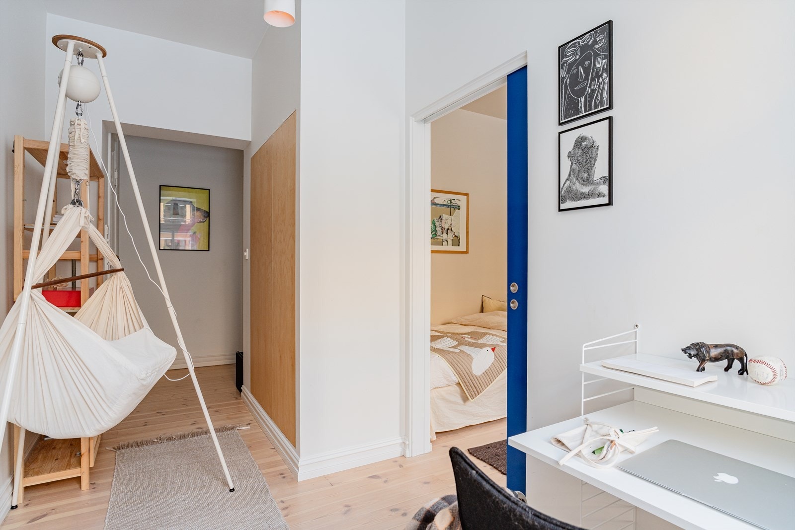 Innvendige gulv er belagt med furuparkett og originale tregulv Galleribilde