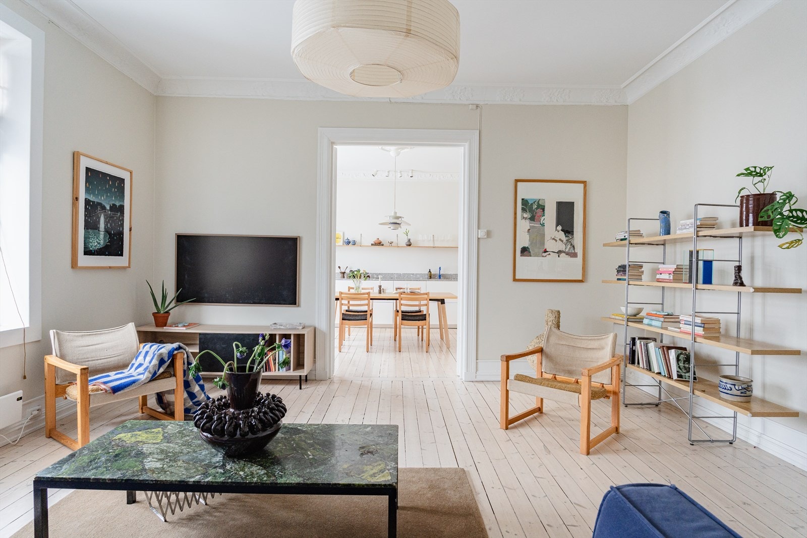 Leiligheten har en flott planløsning med stue og kjøkken på rad med adkomst via doble fløydører - slik en klassisk leilighet skal ha Galleribilde