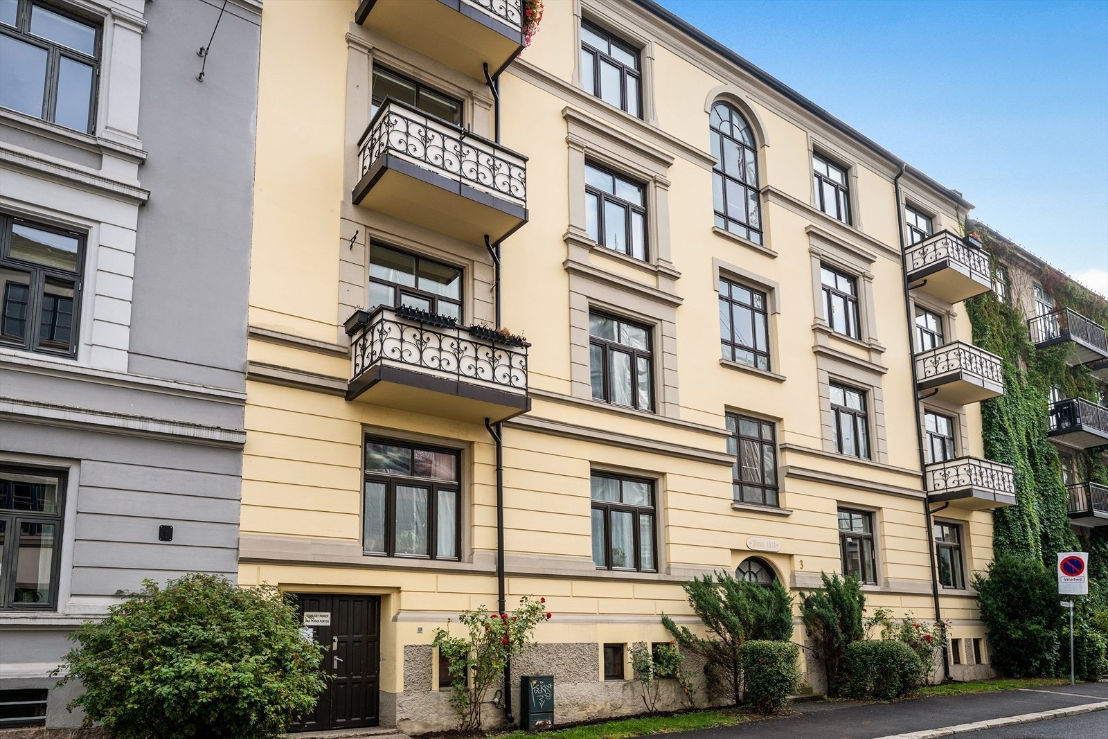 Leiligheten ligger i et av Oslos mest ettertraktede og veletablerte områder, omgitt av klassiske bygårder og med kort vei til alt du trenger Foto: Arne Schram Galleribilde