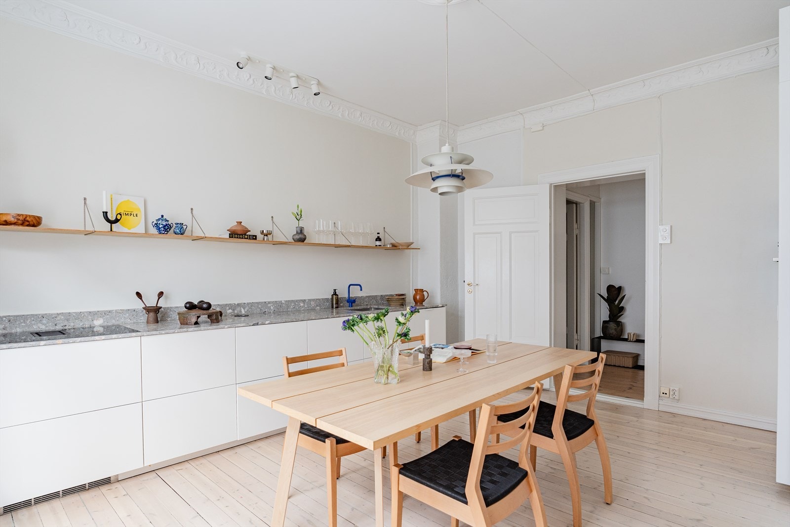 Kjøkkenet ble malt i 2025 - Det er pipeløp på kjøkkenet Galleribilde